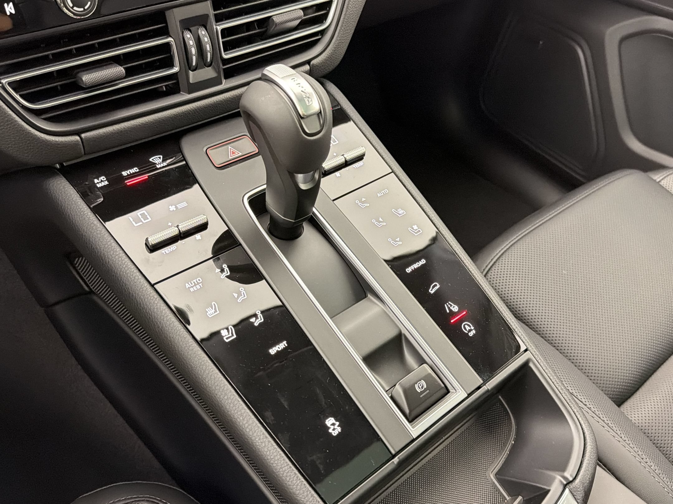 Certified 2026 Porsche Macan AWD/4WD image 26