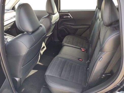 Used 2024 Mitsubishi Outlander FWD image 11