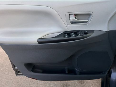 Used 2016 Toyota Sienna LE AWD/4WD image 13