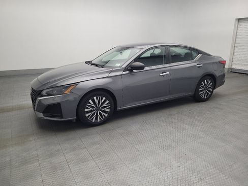 Used 2024 Nissan Altima 2.5 SV image 2