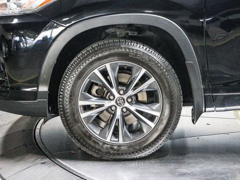 Used 2018 Toyota Highlander LE w/ Carpet Mat Package (TMS) FWD image 9