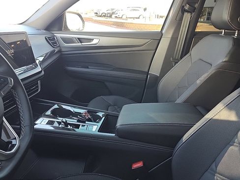 Used 2024 Volkswagen Atlas Cross Sport SE image 14