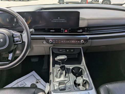 Used 2025 Kia Carnival FWD image 15