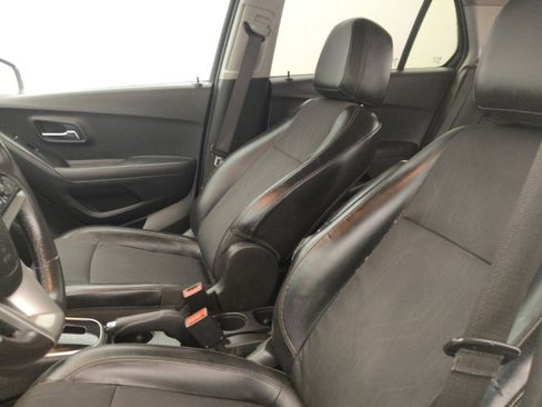 Used 2020 Chevrolet Trax LT w/ LT Convenience Package FWD image 17