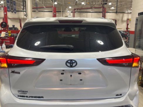 Used 2024 Toyota Highlander XLE image 9