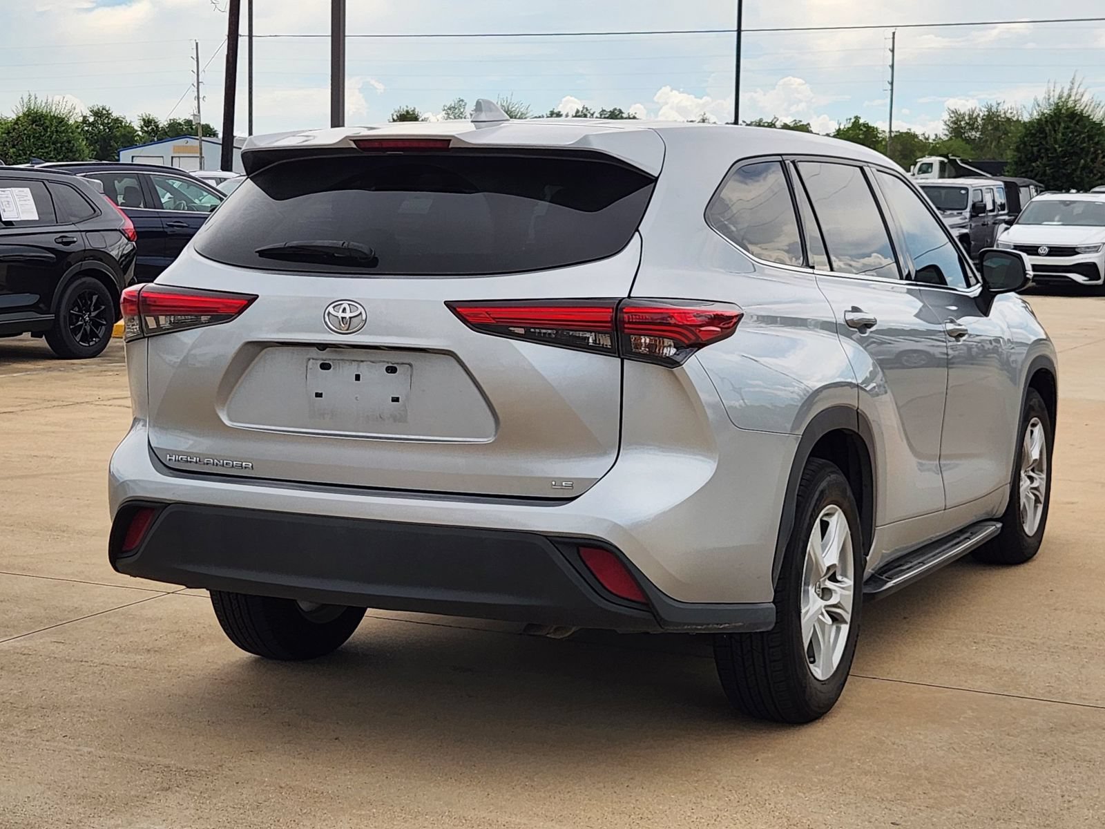 Used 2021 Toyota Highlander LE FWD image 8