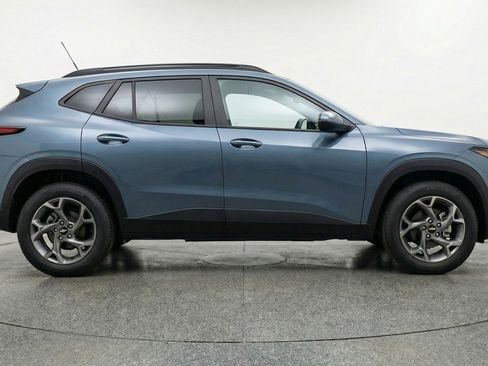 Used 2025 Chevrolet Trax LT w/ LT Convenience Package image 11