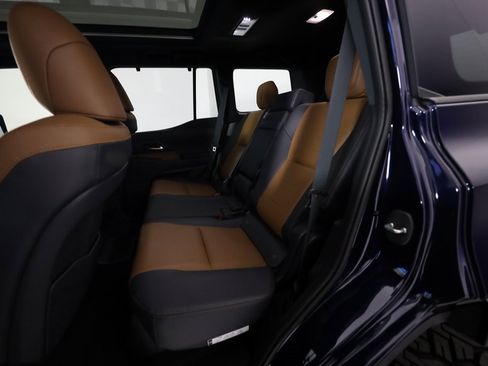 Used 2025 Lexus GX 550 w/ Accessory Package (2T) image 16