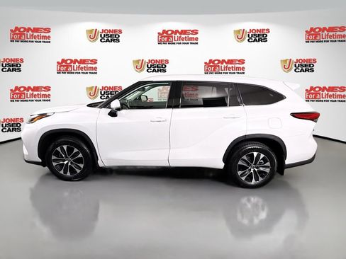 Used 2022 Toyota Highlander XLE AWD/4WD image 14
