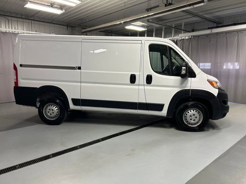 Used 2025 RAM ProMaster 2500 w/ Convenience Group FWD image 8