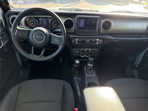 Used 2023 Jeep Gladiator Sport image 3