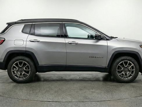 Used 2025 Jeep Compass Trailhawk AWD/4WD image 11