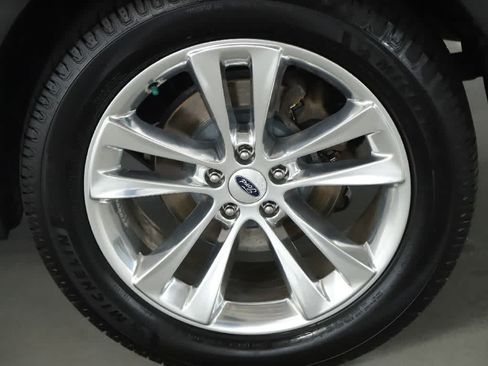 Used 2019 Ford Explorer XLT w/ Equipment Group 202A AWD/4WD image 43