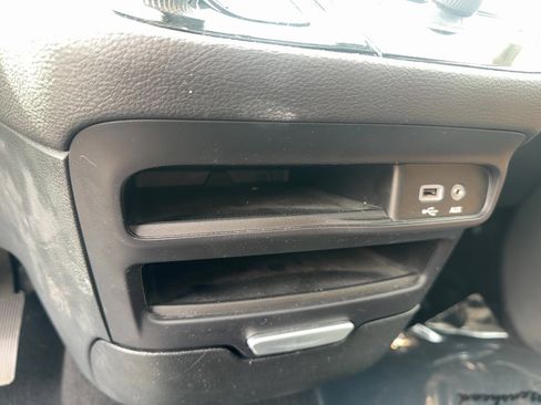 Used 2017 Chrysler Pacifica Limited w/ Tire & Wheel Group image 26