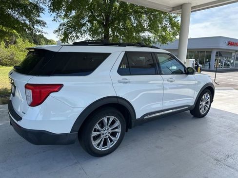Used 2020 Ford Explorer XLT w/ Equipment Group 202A image 3