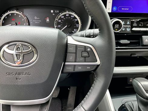 Used 2025 Toyota Highlander XLE FWD image 11