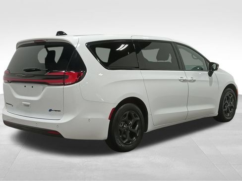 Used 2024 Chrysler Pacifica Limited FWD image 3