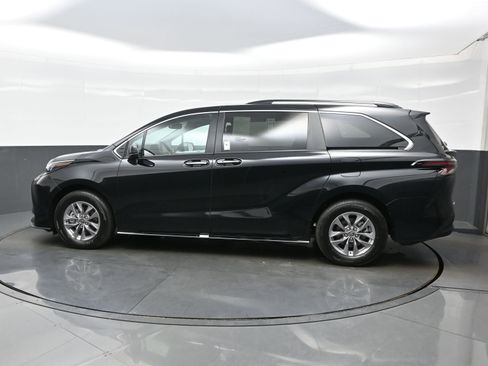Used 2026 Toyota Sienna XLE FWD image 3