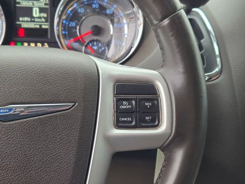 Used 2014 Chrysler Town & Country Touring image 40