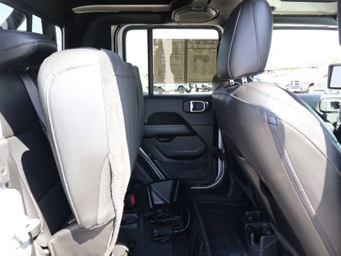 Used 2022 Jeep Gladiator Overland w/ Popular Equipment Package AWD/4WD image 11