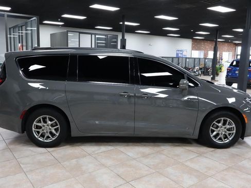 Used 2021 Chrysler Pacifica Touring w/ Cold Weather Group FWD image 6
