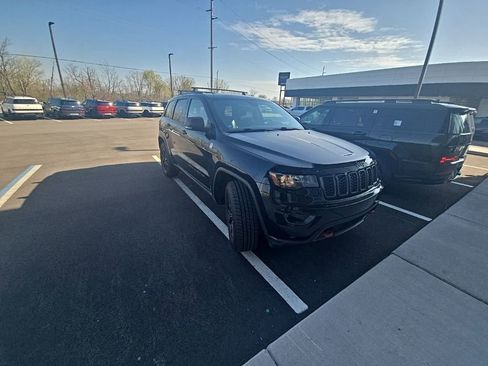 Used 2018 Jeep Grand Cherokee Trailhawk image 2