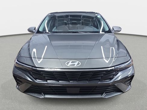 Certified 2025 Hyundai Elantra Limited FWD image 2