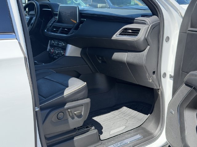 Used 2024 GMC Yukon SLT w/ SLT Luxury Package RWD image 18