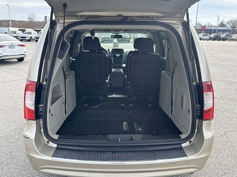Used 2013 Chrysler Town & Country Touring image 21