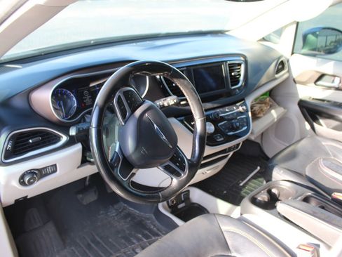 Used 2019 Chrysler Pacifica Touring-L FWD image 10