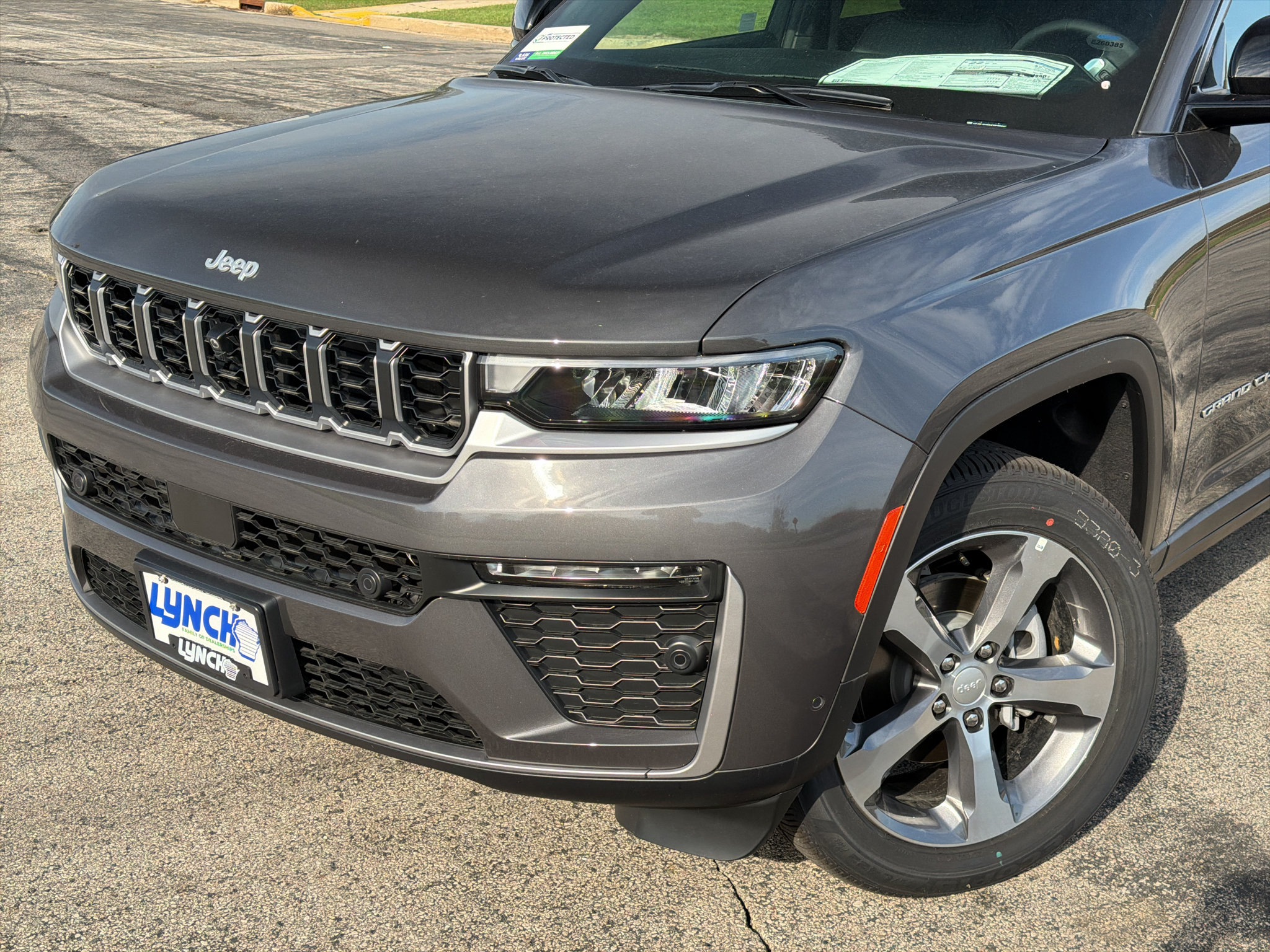 New 2026 Jeep Grand Cherokee Limited w/ Luxury Tech Group II AWD/4WD image 8