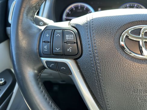 Used 2018 Toyota Highlander XLE image 19