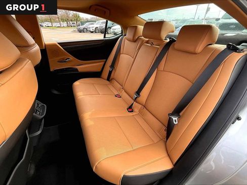 Used 2025 Lexus ES 300h w/ Premium Package image 17