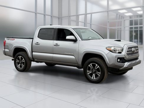 Used 2017 Toyota Tacoma TRD Sport AWD/4WD image 8