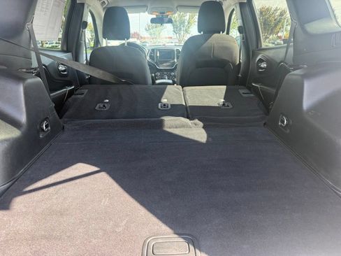 Used 2020 Jeep Cherokee Latitude AWD/4WD image 20
