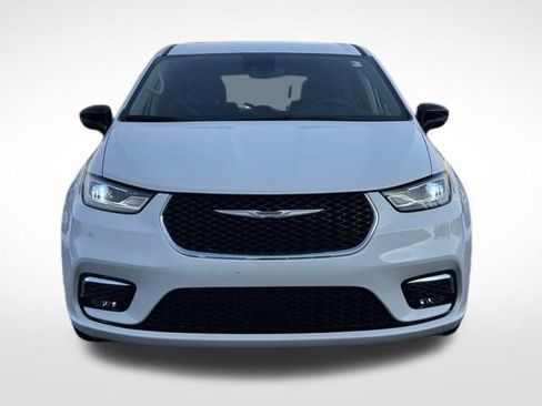 Used 2024 Chrysler Pacifica Touring-L image 3