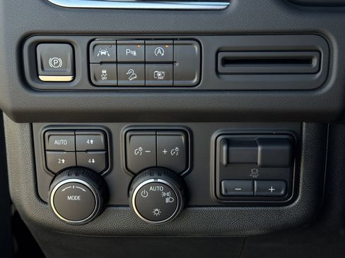 Used 2024 Chevrolet Tahoe Z71 w/ Luxury Package image 24