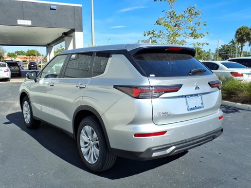 New 2026 Mitsubishi Outlander ES FWD image 3