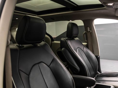 Used 2023 Chrysler Pacifica Limited FWD image 39