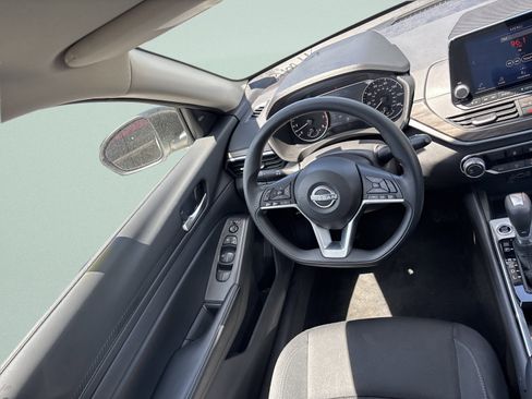 Used 2025 Nissan Altima 2.5 SV FWD image 51
