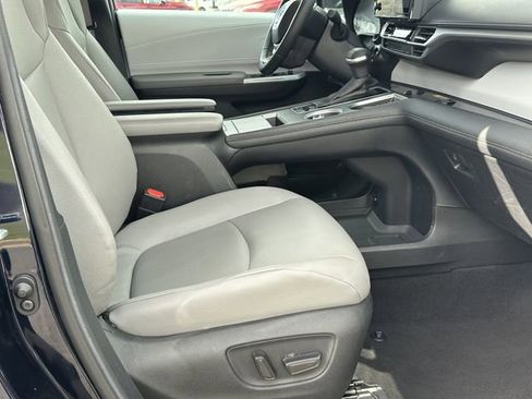 Used 2025 Toyota Sienna XLE image 14