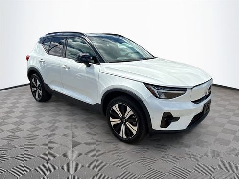 Used 2023 Volvo XC40 Recharge Plus image 4