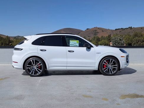Certified 2025 Porsche Cayenne Turbo AWD/4WD image 8