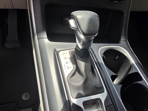 Used 2023 Kia Carnival LX FWD image 21