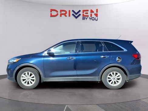 Used 2019 Kia Sorento LX image 2