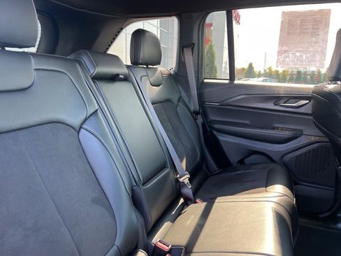 Used 2024 Jeep Grand Cherokee Altitude image 32