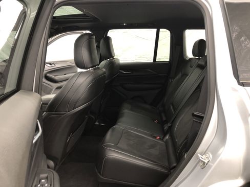 Used 2023 Jeep Grand Cherokee Altitude image 8