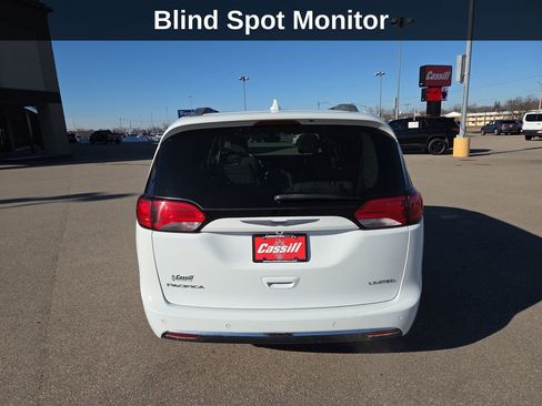 Used 2019 Chrysler Pacifica Limited image 5