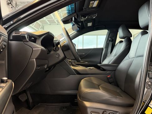 Used 2024 Toyota Venza Nightshade image 8