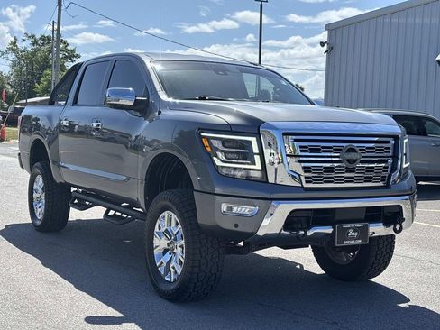 Used 2020 Nissan Titan SL image 7